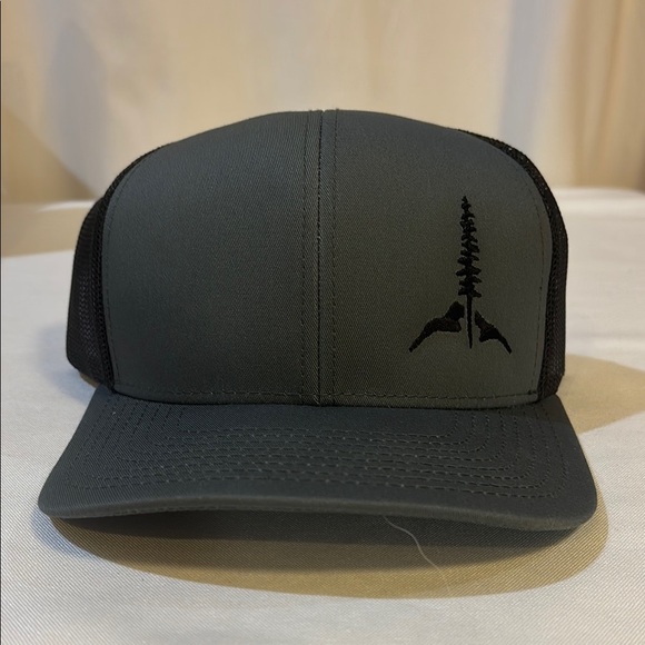 NIB LARIX Gray & Black Trucker Hat - Picture 4 of 15